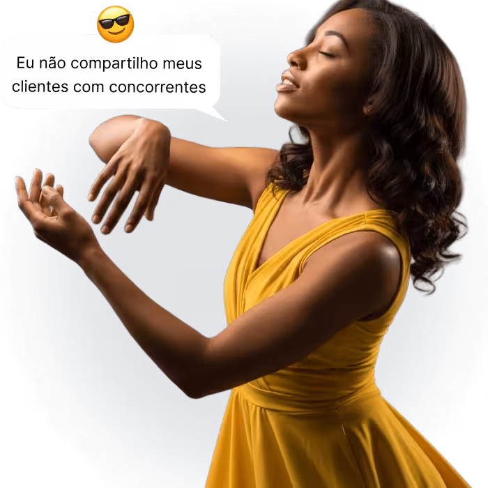 Una mujer con un vestido amarillo baila con expresión confiada y un globo de diálogo.