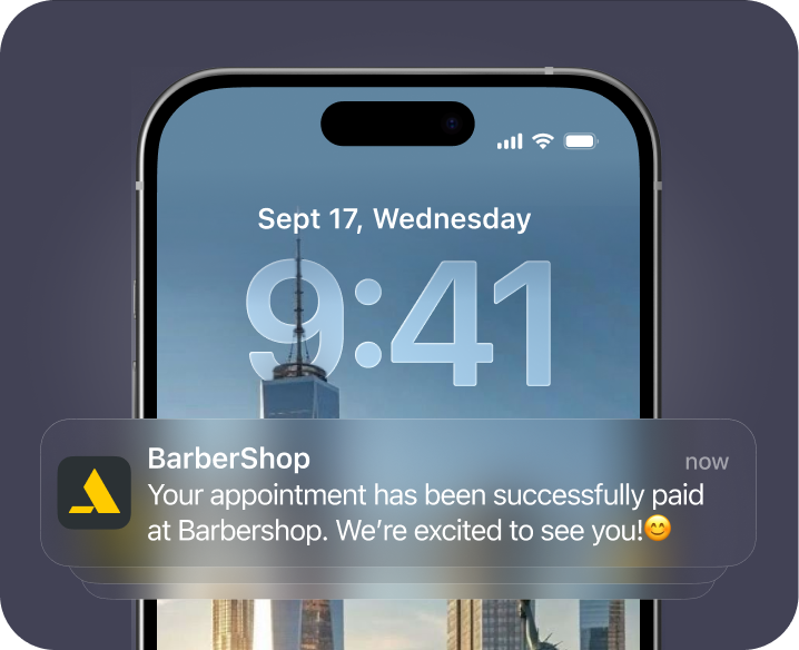 Schermo di uno smartphone che mostra una notifica del barbiere: “Il pagamento del tuo appuntamento è andato a buon fine. Non vediamo l’ora di vederti!” su uno sfondo con panorama urbano | altegio | altegio