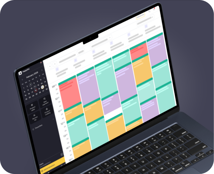 Notebook nakloněný na tmavém pozadí zobrazující barevný vícesloupcový kalendář s časovými intervaly a událostmi v pastelových blocích aplikace kalendáře | altegio | altegio