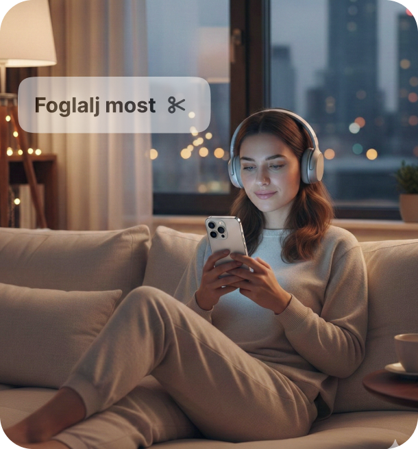 nő fejhallgatóval ül egy kanapén otthon, nézi a telefonját egy áttetsző &aposbook now&apos gomb fedi a képernyőt | altegio | altegio