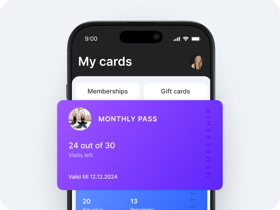 schermo di uno smartphone che mostra l’app “Le mie carte” con le schede “Abbonamenti” e “Buoni regalo”; una tessera mensile viola che si sovrappone allo schermo, su cui è indicato “24 visite rimanenti su 30” e “valida fino al 12/12/2024”&" con l'avatar dell'utente | altegio | altegio