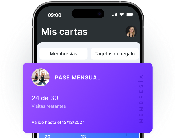 pantalla de móvil titulada &apos mis tarjetas&apos con fichas de socios y tarjetas regalo una tarjeta pase mensual morada se superpone a la ui | altegio | altegio