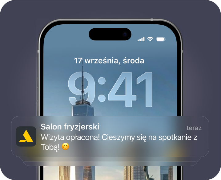 Ekran smartfona z powiadomieniem od salonu fryzjerskiego: „Opłata za wizytę została pomyślnie zrealizowana. Czekamy na Ciebie z niecierpliwością” – na tle tapety przedstawiającej panoramę miasta | altegio | altegio