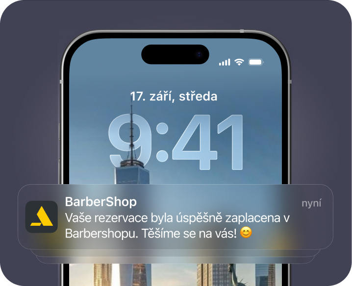Obrazovka smartphonu zobrazující oznámení z holičství, že vaše rezervace byla úspěšně zaplacena. V holičství se na vás těšíme – na pozadí s motivem městské panorámy | altegio | altegio