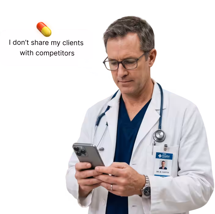 Médico de jaleco branco com estetoscópio olha para um smartphone; o balão de diálogo diz: “Não compartilho meus clientes com concorrentes”, acompanhado de um emoji de comprimido | altegio | altegio