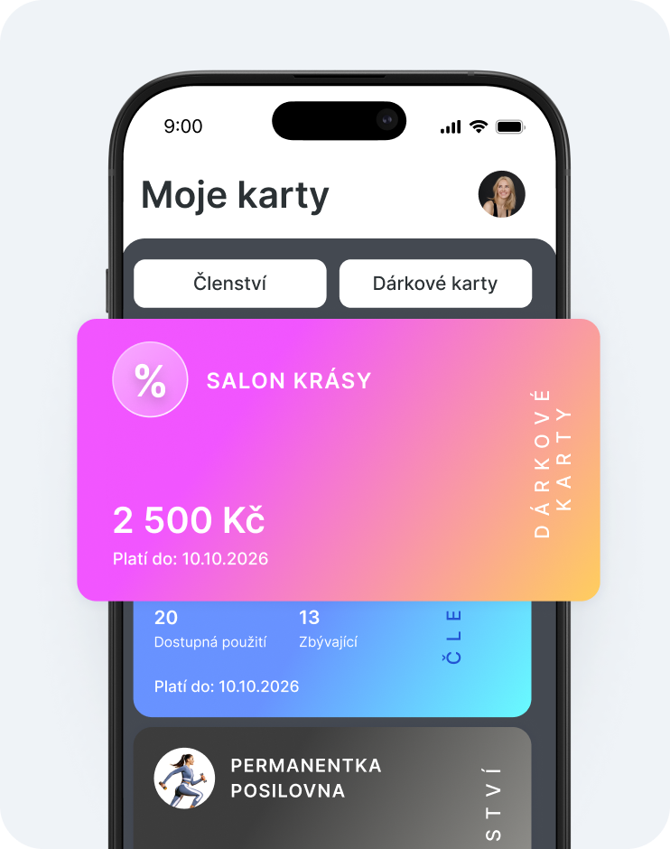 obrazovka smartphonu zobrazující aplikaci peněženky s dvěma záložkami „moje karty“ – „členství“ a „dárkové karty“ – a dárkovou kartou s přechodem z růžové do žluté barvy s nápisem „kosmetický salón“ v hodnotě 100 € | altegio | altegio