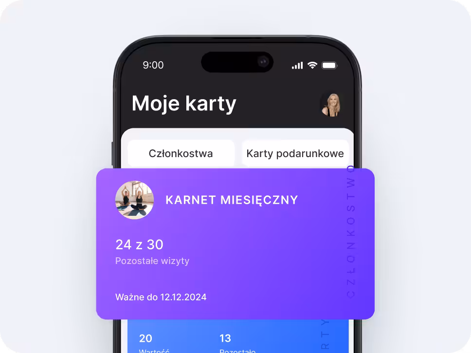 ekran smartfona, na którym widoczna jest aplikacja „Moje karty” z zakładkami „Członkostwa” i „Karty podarunkowe”; fioletowa karta miesięcznego abonamentu nakładająca się na ekran, na którym widnieje informacja „Zostało 24 z 30 wizyt” oraz „ważna do 12.12.2024”z awatarem użytkownika | altegio