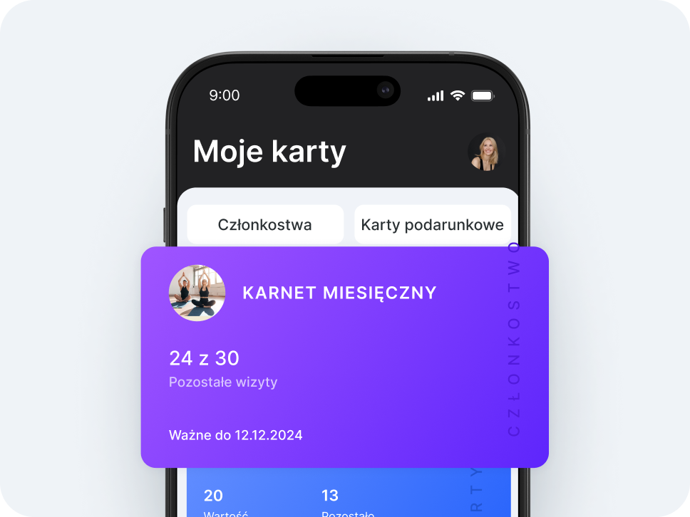 ekran smartfona z aplikacją „Moje karty”, zawierającą zakładki „Członkostwa” i „Karty podarunkowe”; fioletowa karta miesięcznego abonamentu nakładająca się na ekran, na którym widnieje informacja „Zostało 24 z 30 wizyt” oraz „ważna do 12122024”&z awatarem użytkownika | altegio | altegio