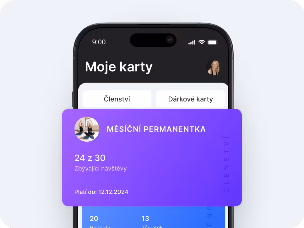 obrazovka smartphonu zobrazující aplikaci „Moje karty“ s kartami „Členství“ a „Dárkové karty“; fialová karta měsíční jízdenky překrývající obrazovku s nápisem „Zbývá 24 z 30 návštěv“ a „Platná do 12. 12. 2024“&s avatarem uživatele | altegio | altegio