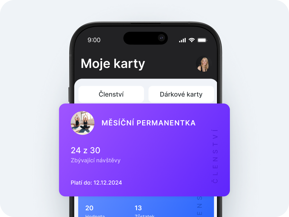 obrazovka smartphonu zobrazující aplikaci „Moje karty“ s kartami „Členství“ a „Dárkové karty“; fialová karta měsíční jízdenky překrývající obrazovku s nápisem „Zbývá 24 z 30 návštěv“ a „Platná do 12. 12. 2024“&s avatarem uživatele | altegio | altegio