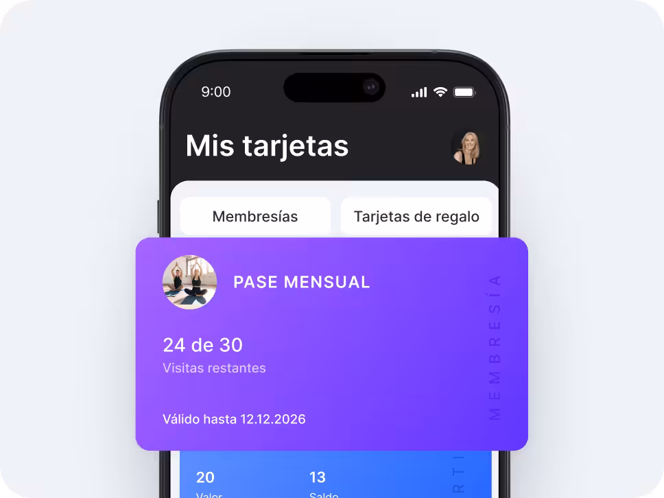 Pantalla de un smartphone en la que se ve la aplicación «Mis tarjetas», con las pestañas «Suscripciones» y «Tarjetas regalo»; una tarjeta de abono mensual de color morado se superpone a la pantalla, en la que se muestra «Quedan 24 de 30 visitas» y «Válida hasta el 12/12/2024», junto con el avatar del usuario | altegio | altegio