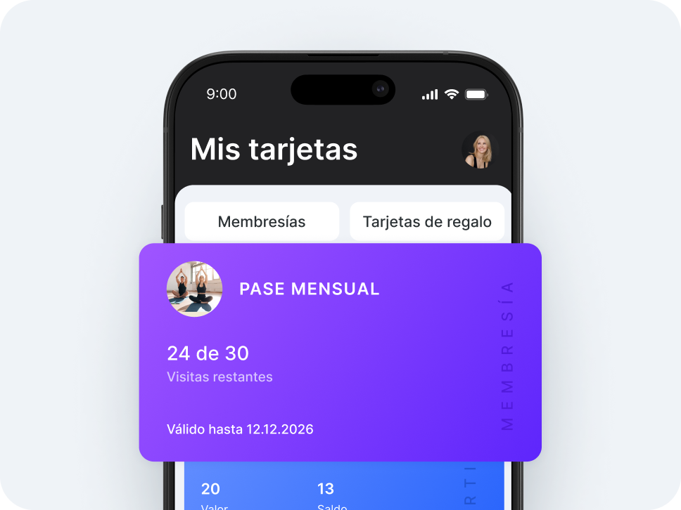 Pantalla de un smartphone en la que se ve la aplicación «Mis tarjetas», con las pestañas «Suscripciones» y «Tarjetas regalo»; una tarjeta de abono mensual de color morado se superpone a la pantalla, en la que se muestra «Quedan 24 de 30 visitas» y «Válida hasta el 12/12/2024», junto con el avatar del usuario | altegio | altegio