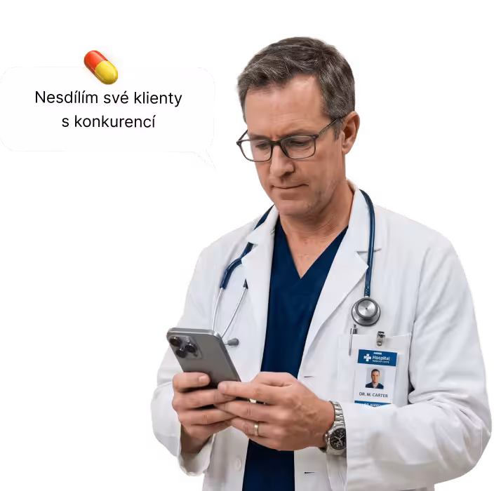 lékař v bílém plášti se stetoskopem se dívá na smartphone; v bublině je nápis „S konkurencí své klienty nesdílím“ s emodži pilulky | altegio | altegio