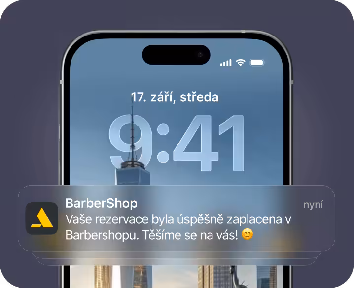 Obrazovka smartphonu zobrazující oznámení z holičství, že vaše rezervace byla úspěšně zaplacena. V holičství se na vás těšíme – na pozadí s motivem městské panorámy | altegio | altegio