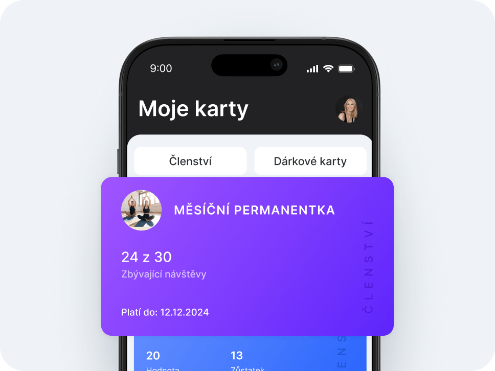 obrazovka smartphonu zobrazující aplikaci „Moje karty“ s kartami „Členství“ a „Dárkové karty“; fialová karta měsíční jízdenky překrývající obrazovku s nápisem „Zbývá 24 z 30 návštěv“ a „Platná do 12. 12. 2024“&“ a s avatarem uživatele | altegio