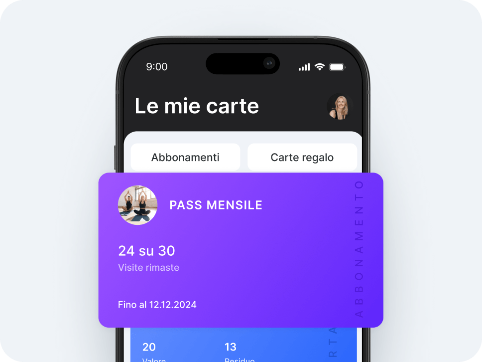 schermo di uno smartphone che mostra l’app “Le mie carte” con le schede “Abbonamenti” e “Buoni regalo”; una tessera mensile viola che si sovrappone allo schermo, su cui è indicato “24 visite rimanenti su 30” e “valida fino al 12/12/2024”&" con l'avatar dell'utente | altegio | altegio