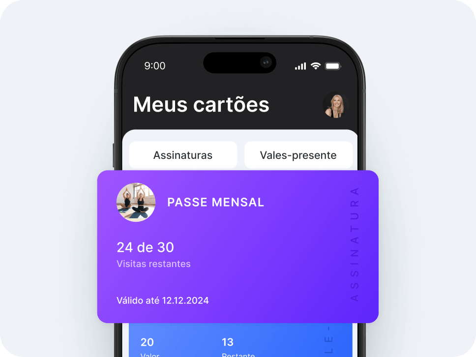 Tela de smartphone exibindo o aplicativo “Meus cartões”, com as abas “Assinaturas” e “Cartões-presente”; um cartão de passe mensal roxo sobrepondo a tela, exibindo “Restam 24 de 30 visitas” e “Válido até 12/12/2024”&, com um avatar do usuário | altegio | altegio