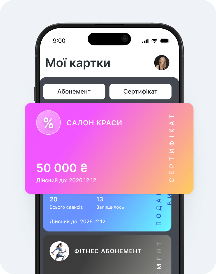Екран смартфона з додатком-гаманцем, що містить подарункові картки &aposmy cards&apos з двома вкладками членства та рожево-жовту градієнтну подарункову картку з написом &aposbeauty salon&apos на суму 100 євро | altegio | altegio
